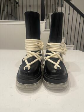 AZALEA WANG STOKES BLACK FLATFORM BOOTIE 8.5